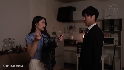 站立 · 中景 · 蕾丝内衣 · 剧情 · 厨房 · 展示内衣 · 对峙 · 正装