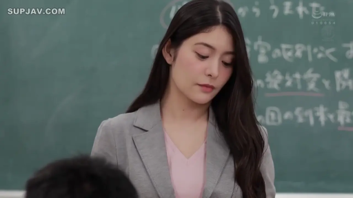 严肃 · 教室 · 黑板 · 讲课 · 灰色职业套装 · 女教师 · 低头站立 · 特写近景