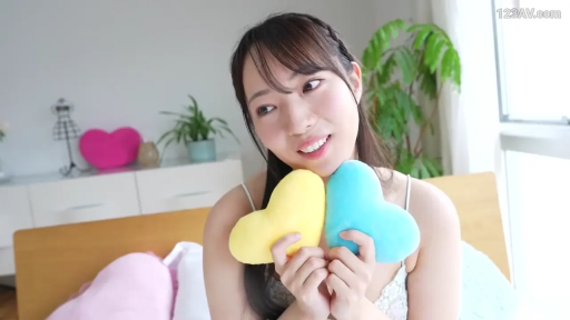 卧室 · 白色蕾丝吊带 · 是 · 看向镜头 · 清新风格 · 心形抱枕 · 甜美可爱 · 坐姿抱枕