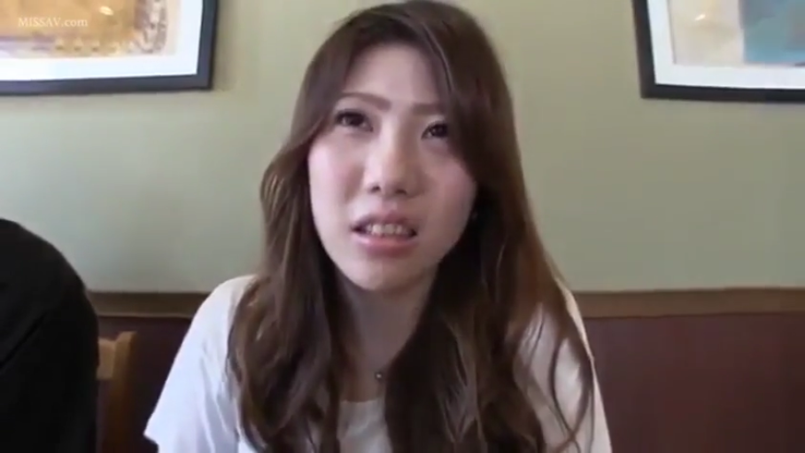 坐姿 · 交谈 · 脸部特写 · 白色短袖 · 困惑 · 餐厅 · 长发 · 背景画