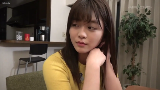室内 · 面部 · 俯身 · 近摄 · 阿黑颜 · 吐舌 · 红白体育服
