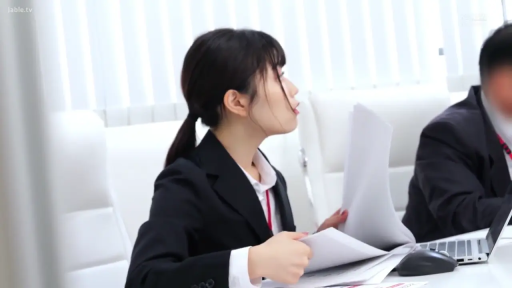 坐姿 · 办公室 · 笔记本电脑 · 认真 · 职场 · 侧面特写 · 黑色西装 · 阅读文件