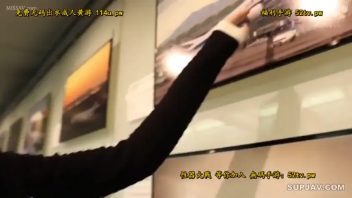 站姿 · 手部 · 黑色长袖 · 画作 · 指物 · 画廊 · 浮水印