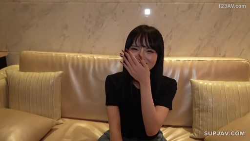 室内 · 坐姿 · 胸部 · 多人 · 惊恐 · 被揉乳 · 球形口塞 · 紫色透视衫