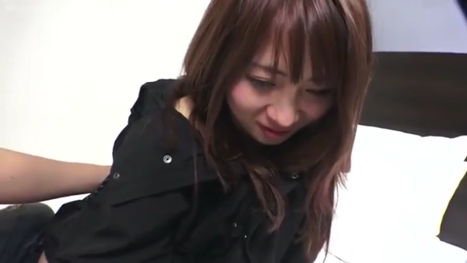 室內 · 俯身 · 臉部特寫 · 床鋪 · 迷離 · 互动 · 亞洲人 · 黑色外套