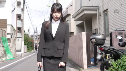 黑色包臀短裙 · 街道