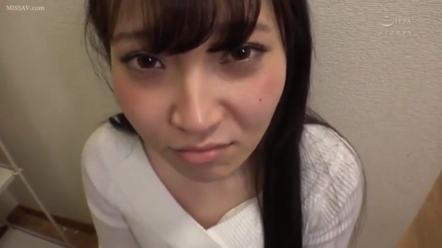 室内 · 脸部特写 · 白色毛衣