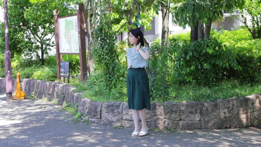 Whole body · Stand · 平静 · staged photo · Outdoor · Park · Shirt dress · 指示牌
