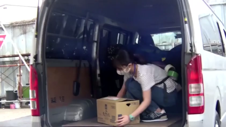 蹲姿 · 纸箱 · 戴口罩 · 条纹短袖 · 面包车内 · 搬运纸箱