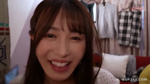 室内 · 脸部特写 · 微笑 · 居家 · 开心 · 碎花上衣 · 正面坐姿