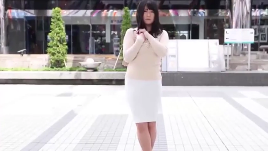 站立 · 站立 · 平静 · 白色包臀裙 · 屋外広場 · 街拍风格