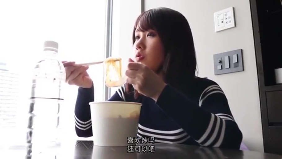 室内 · 专注 · 脸部特写 · 口交 · 跪姿 · 阴茎 · 粉色内衣