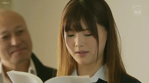 室内 · 低头 · 专注 · 面部特写 · 职业装 · 阅读 · 书本