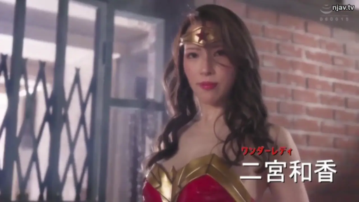 室内 · 严肃 · 中景 · 站姿 · 注视 · 头饰 · 神奇女侠制服