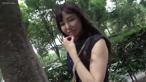 Stand · Smile · Half-body · 行走 · 挎包 · 连衣裙 · Park · 街拍