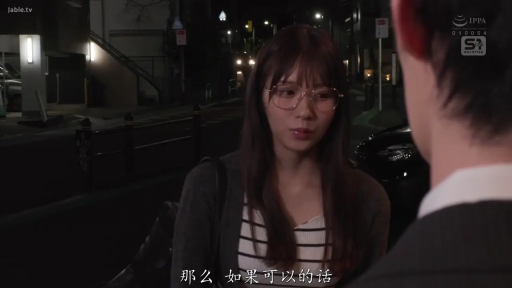 交谈 · 眼镜 · 站立 · 字幕 · 面部特写 · 休闲装 · 街道 · 忧虑