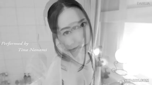 脸部特写 · 浴室 · 迷离 · 凝视 · 正面 · 白色薄衫 · 瓶瓶罐罐 · 黑白双重曝光