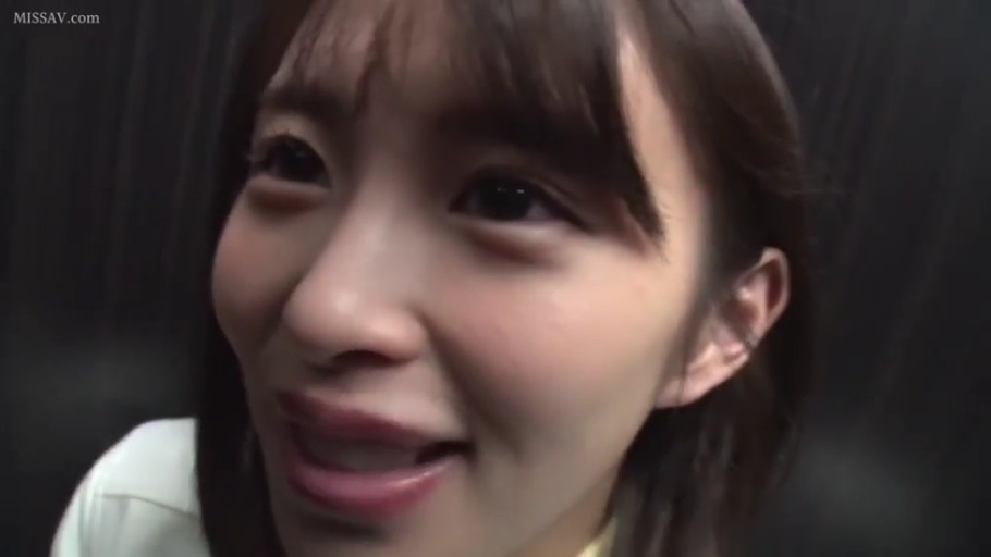 室內 · 臉部特寫 · 白色襯衫 · 抬头