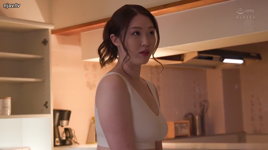 半身 · 注視 · 厨房 · 橱柜 · 熟女 · 惊讶 · 白色内衣 · 侧站