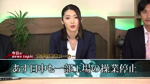 坐姿 · 严肃 · 办公桌 · 西装 · 演播室 · 非色情 · 播报新闻