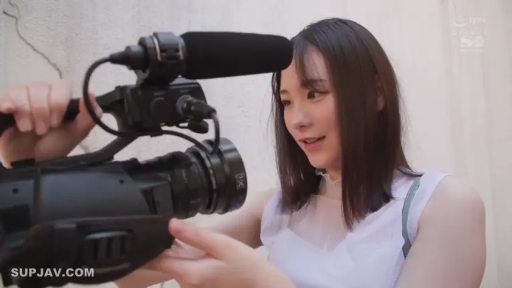 室内 · 专注 · 站姿 · 近景 · 白色无袖上衣 · 幕后 · 专业摄像机 · 操作摄像机