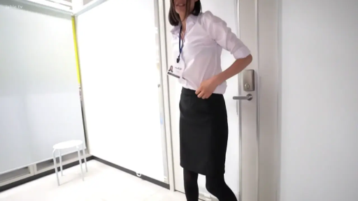 办公室 · 站立 · 中景 · 微笑 · 职业装 · OL · 工牌 · 整理衣服