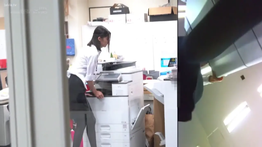 专注 · 办公室 · 全景 · 职业装 · 偷窥视角 · 复印机 · 侧身站立 · 操作复印机