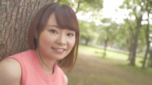 回眸 · 微笑 · 半身 · 休闲装 · 户外 · 公园 · 走动