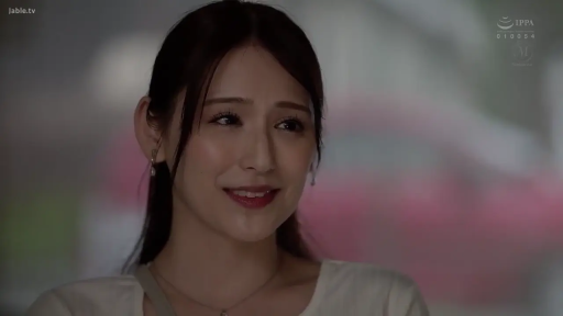 项链 · 面部特写 · 白色上衣 · 凝视 · 室外 · 温柔 · 侧立 · 轻熟女