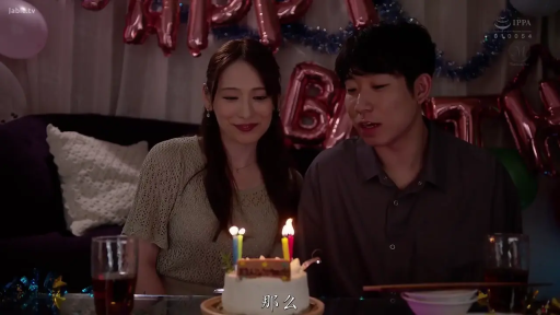 坐姿 · 微笑 · 客厅 · 半身 · 休闲服 · 剧情向 · 生日蛋糕 · 庆祝生日