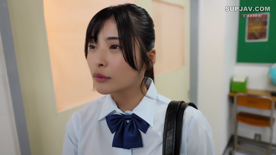 白色校服衬衫