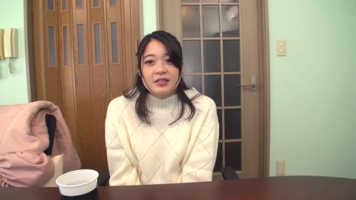 坐姿 · 交谈 · 自然 · 居家 · 房间 · 白色毛衣 · 杯子