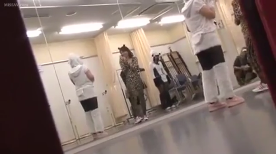 Conversation · Stand · 偷拍视角 · Blur · 舞蹈室 · 隔断帘 · 豹纹动物装