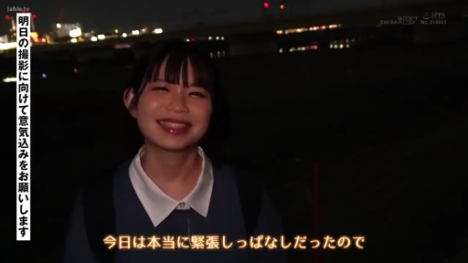 面部 · 站立 · 制服 · 户外 · 笑容 · 访谈 · 夜景