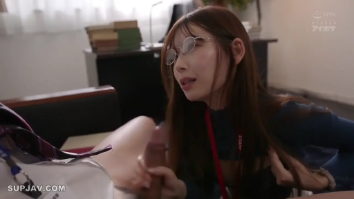 坐姿 · 眼镜 · 专注 · 脸部特写 · 办公室 · 职场 · 手淫 · 蓝色上衣