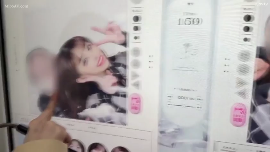 格子衬衫 · Indoor · Close-up of the face