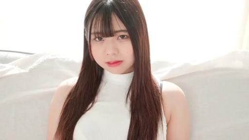 Indoor · Sitting Posture · Medium shot · 白色无袖衫