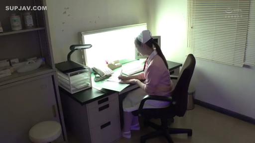 座り姿勢 · 集中 · ロールプレイング · オフィスデスク · 全景 · 粉色护士服 · 医務室 · 字を書く