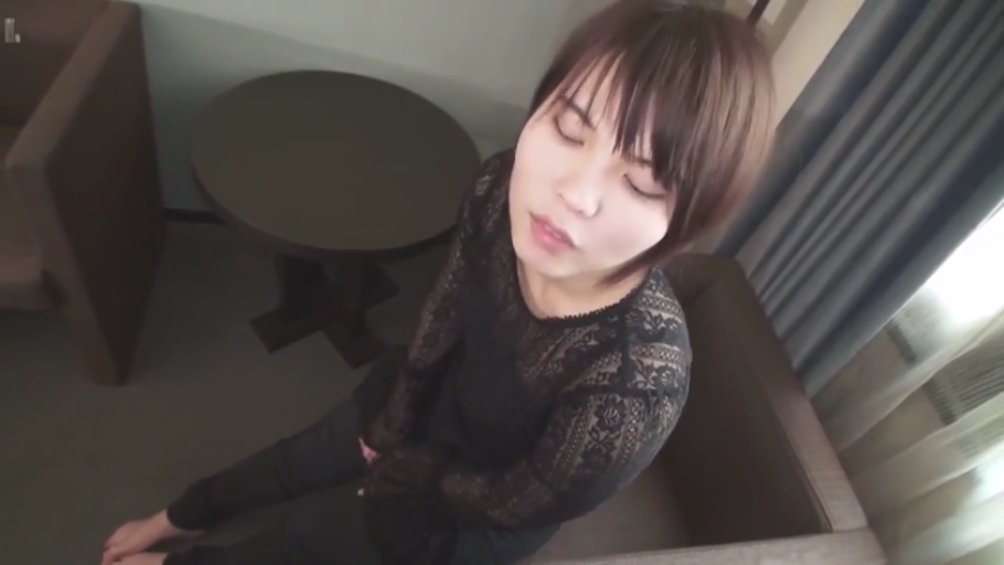 室内 · 半身 · 动情 · 女同性恋 · 对立站姿 · 内衣与灰色裙装 · 女女亲吻 · 金属首饰