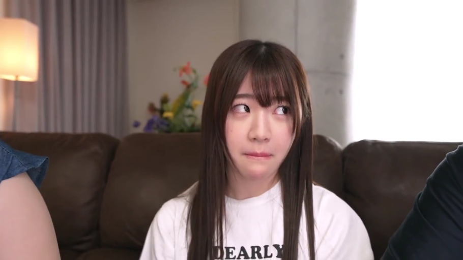 Sitting Posture · Conversation · Face · Sofa · 自然 · Living room · 多人 · White T-shirt