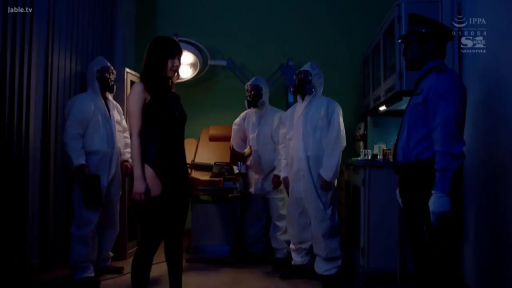 严肃 · 角色扮演 · 站立 · 全景 · 对峙 · 实验室 · 防毒面具 · 防护服