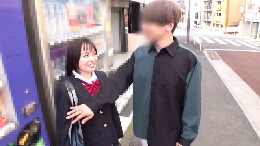 站立 · 中景 · 微笑 · JK制服 · 户外 · 搭讪 · 自动贩卖机 · 日间