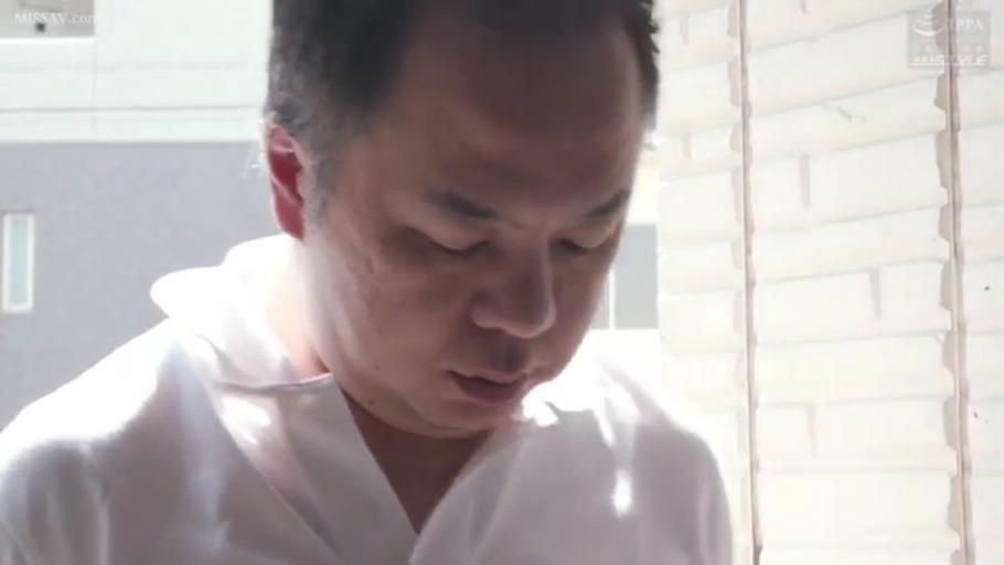 室内 · 低头 · 专注 · 脸部特写 · 白色上衣 · 观察 · 强光