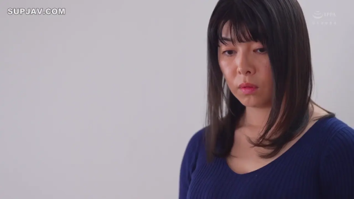 站立 · 头部特写 · 纯色背景 · 人物肖像 · 蓝色V领针织衫 · 冷峻严肃 · 静态注视