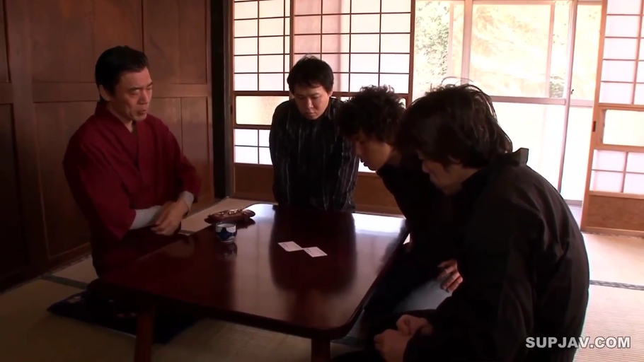 严肃 · 跪坐 · 成年男性 · 谈话 · 矮桌 · 红色和服 · 无特写 · 日本传统和室