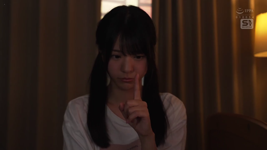 座り姿勢 · 寝室 · 顔のクローズアップ · 双马尾 · 白いTシャツ · 淡然 · 禁声手势