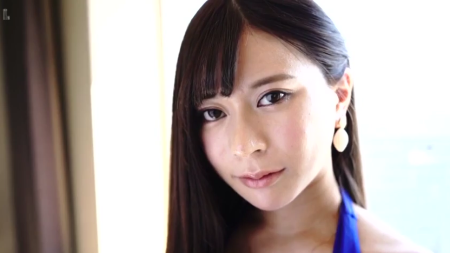 室内 · 脸部特写 · 平静 · 注视 · 正面 · 蓝色挂脖衣