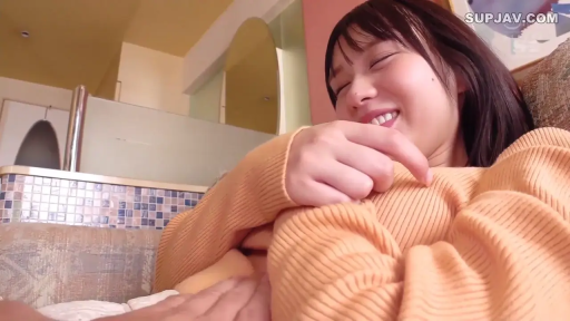 室内 · 第一视角 · 胸部特写 · 微笑 · 仰卧 · 靠垫 · 黄色针织衫 · 摸胸