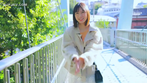 中景 · 面对镜头 · 单肩包 · 阳光 · 休闲外套 · 甜美笑容 · 户外天桥 · 正面行走