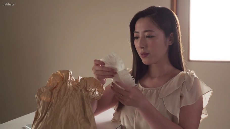 室内 · 坐姿 · 严肃 · 中景 · 熟女 · 查看物品 · 浅色荷叶边上衣 · 蕾丝织物